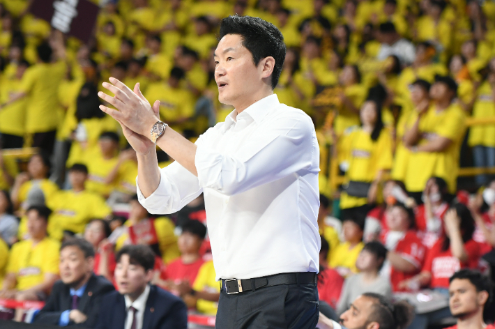 SK 전희철 감독. KBL 