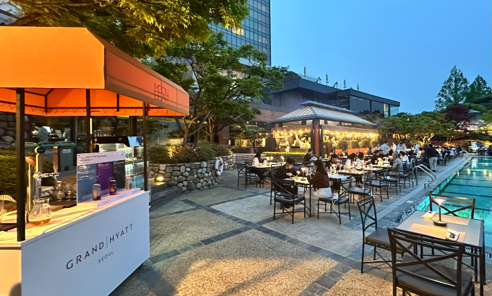 문베어 X 그랜드 하얏트 서울의 풀사이드 바비큐. 교촌에프앤비㈜  제공