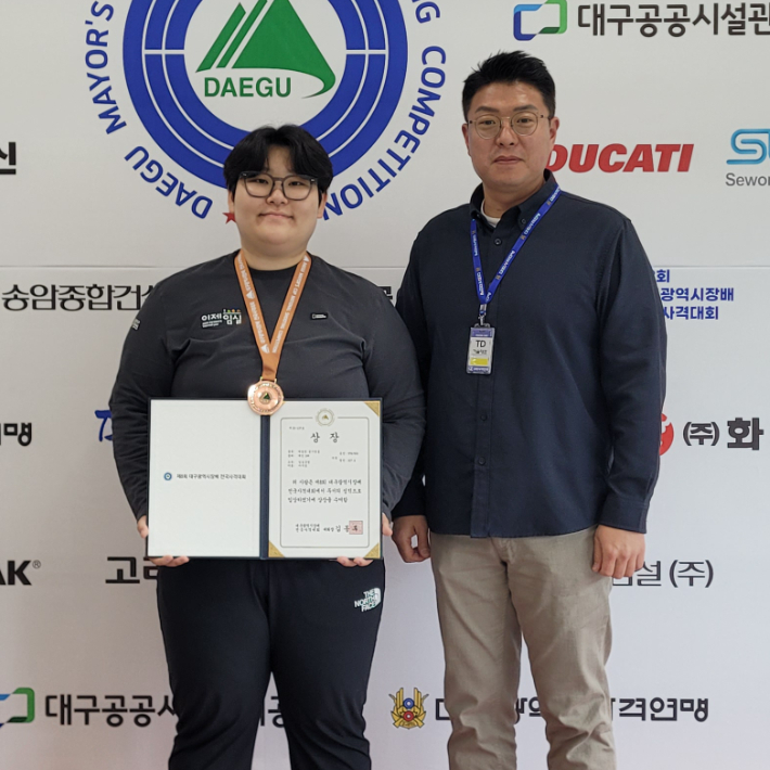 임실군청 사격팀 이시윤 선수와 곽민수 감독. 임실군 제공