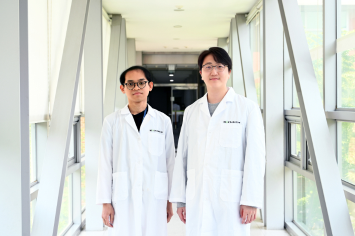 암세포 DNA 조기 검출하는 빛-인공지능 기반 초고감도 바이오센서를 개발한 재료연 바이오·헬스재료연구본부 정호상 박사(사진 오른쪽)과 살라후딘 학생연구원. 재료연구원 제공 