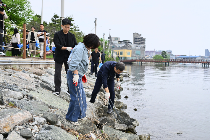 속초시는 13일 오전 9시 청초호 호수공원 일원에서 공직자 200여 명이 참여하는 직원 이야기마당 '좋은 날, 속초'를 운영했다. 속초시 제공