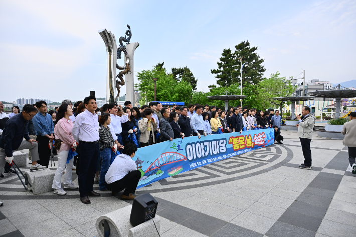 속초시는 13일 오전 9시 청초호 호수공원 일원에서 공직자 200여 명이 참여하는 직원 이야기마당 '좋은 날, 속초'를 운영했다. 속초시 제공