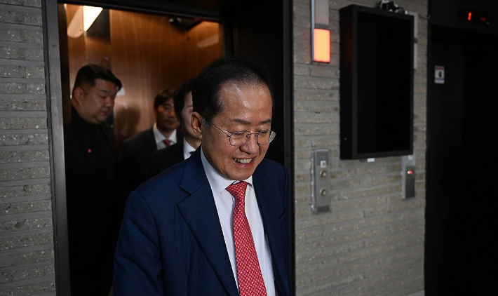 지난달 29일 서울 여의도 국민의힘 당사에서 열린 제21대 대통령 후보자 국민의힘 3차 경선 진출자 발표 행사에서 경선에 탈락 후 정계은퇴 의사를 밝힌 홍준표 후보가 당사를 나서고 있다. 연합뉴스