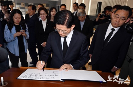 국립신암선열공원 방명록 작성하는 김문수 후보