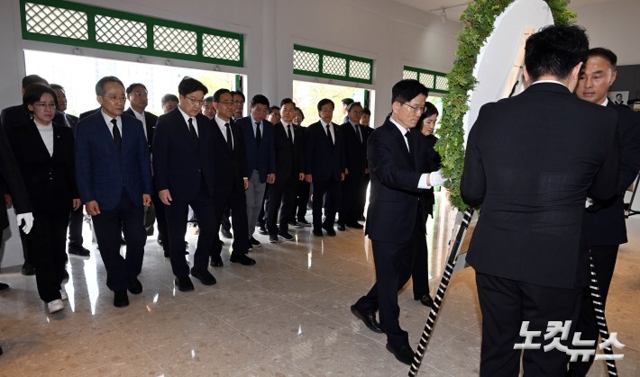 국립신암선열공원 찾은 김문수 후보