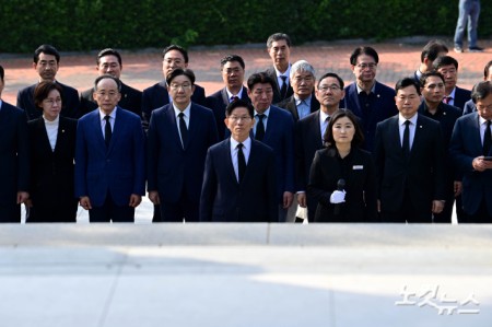 국립신암선열공원 찾은 김문수 후보