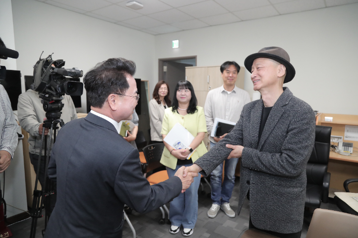 13일 육동한 춘천시장과 이두성 마임축제 예술감독이 마임축제 홍보 기자회견에서 악수를 나눴다. 춘천시 제공