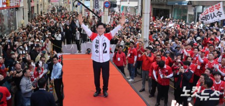 유세무대 오른 김문수 후보
