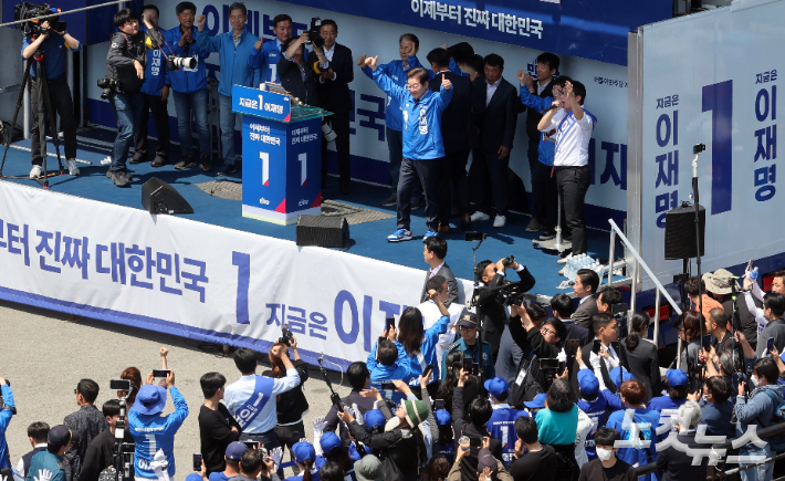 이재명 더불어민주당 대선 후보가 13일 오전 경북 구미역 광장에서 열린 유세에 참석해 지지를 호소하고 있다. 구미=류영주 기자