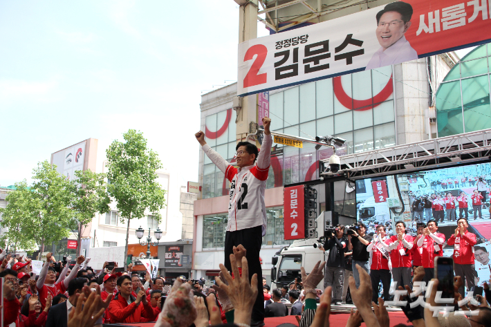 국민의힘 김문수 후보가 연설을 마친 뒤, 환호하는 시민들에게 답례를 하고 있다. 반웅규 기자