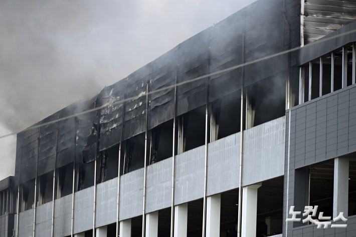 13일 경기도 이천시의 한 대형 물류센터 3층에서 화재가 발생하며 검은 연기가 치솟고 있다. 이날 낮 12시 57분 기준 소방당국이 파악한 대피 인원은 178명이다. 소방당국은 화재 당시 지하 1층에 121명, 지상 1~2층에 27명, 3층에 30명이 각각 있었던 것으로 보고 있다. 현재까지 숨지거나 다친 사람은 없는 것으로 알려졌다.
