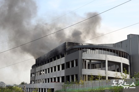 13일 경기도 이천시의 한 대형 물류센터 3층에서 화재가 발생하며 검은 연기가 치솟고 있다. 이날 낮 12시 57분 기준 소방당국이 파악한 대피 인원은 178명이다. 소방당국은 화재 당시 지하 1층에 121명, 지상 1~2층에 27명, 3층에 30명이 각각 있었던 것으로 보고 있다. 현재까지 숨지거나 다친 사람은 없는 것으로 알려졌다.