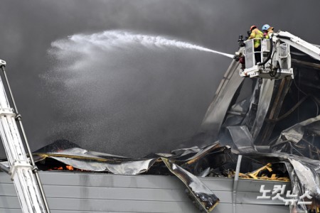 13일 경기도 이천시의 한 대형 물류센터 3층에서 화재가 발생하며 검은 연기가 치솟고 있다. 이날 낮 12시 57분 기준 소방당국이 파악한 대피 인원은 178명이다. 소방당국은 화재 당시 지하 1층에 121명, 지상 1~2층에 27명, 3층에 30명이 각각 있었던 것으로 보고 있다. 현재까지 숨지거나 다친 사람은 없는 것으로 알려졌다.