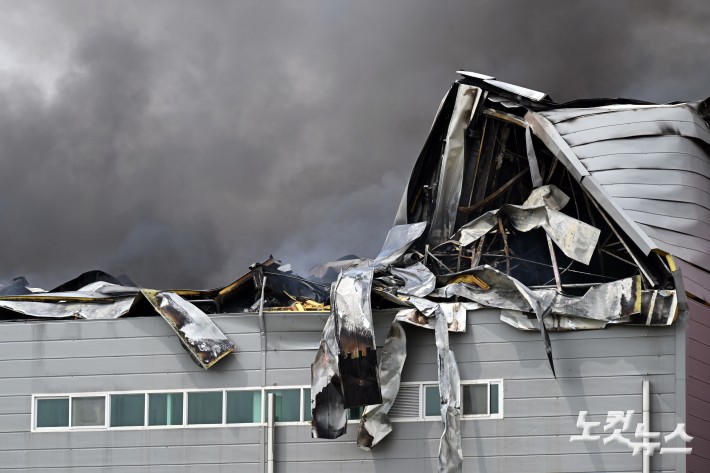 13일 경기도 이천시의 한 대형 물류센터 3층에서 화재가 발생하며 검은 연기가 치솟고 있다. 이날 낮 12시 57분 기준 소방당국이 파악한 대피 인원은 178명이다. 소방당국은 화재 당시 지하 1층에 121명, 지상 1~2층에 27명, 3층에 30명이 각각 있었던 것으로 보고 있다. 현재까지 숨지거나 다친 사람은 없는 것으로 알려졌다.