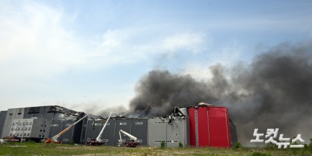 13일 경기도 이천시의 한 대형 물류센터 3층에서 화재가 발생하며 검은 연기가 치솟고 있다. 이날 낮 12시 57분 기준 소방당국이 파악한 대피 인원은 178명이다. 소방당국은 화재 당시 지하 1층에 121명, 지상 1~2층에 27명, 3층에 30명이 각각 있었던 것으로 보고 있다. 현재까지 숨지거나 다친 사람은 없는 것으로 알려졌다.