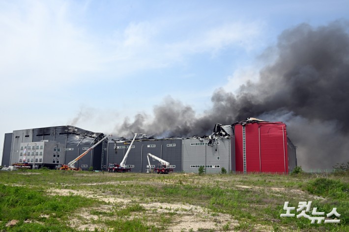 13일 경기도 이천시의 한 대형 물류센터 3층에서 화재가 발생하며 검은 연기가 치솟고 있다. 이날 낮 12시 57분 기준 소방당국이 파악한 대피 인원은 178명이다. 소방당국은 화재 당시 지하 1층에 121명, 지상 1~2층에 27명, 3층에 30명이 각각 있었던 것으로 보고 있다. 현재까지 숨지거나 다친 사람은 없는 것으로 알려졌다.