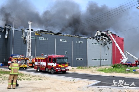 13일 경기도 이천시의 한 대형 물류센터 3층에서 화재가 발생하며 검은 연기가 치솟고 있다. 이날 낮 12시 57분 기준 소방당국이 파악한 대피 인원은 178명이다. 소방당국은 화재 당시 지하 1층에 121명, 지상 1~2층에 27명, 3층에 30명이 각각 있었던 것으로 보고 있다. 현재까지 숨지거나 다친 사람은 없는 것으로 알려졌다.