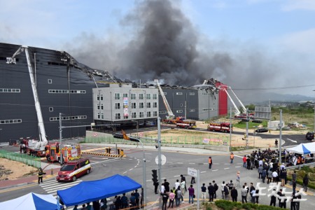 13일 경기도 이천시의 한 대형 물류센터 3층에서 화재가 발생하며 검은 연기가 치솟고 있다. 이날 낮 12시 57분 기준 소방당국이 파악한 대피 인원은 178명이다. 소방당국은 화재 당시 지하 1층에 121명, 지상 1~2층에 27명, 3층에 30명이 각각 있었던 것으로 보고 있다. 현재까지 숨지거나 다친 사람은 없는 것으로 알려졌다.