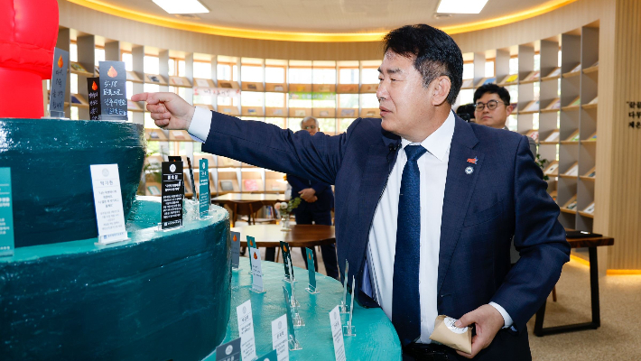 학생 희생자 추모 카드를 전시하고 있는 이정선 교육감. 광주시교육청 제공