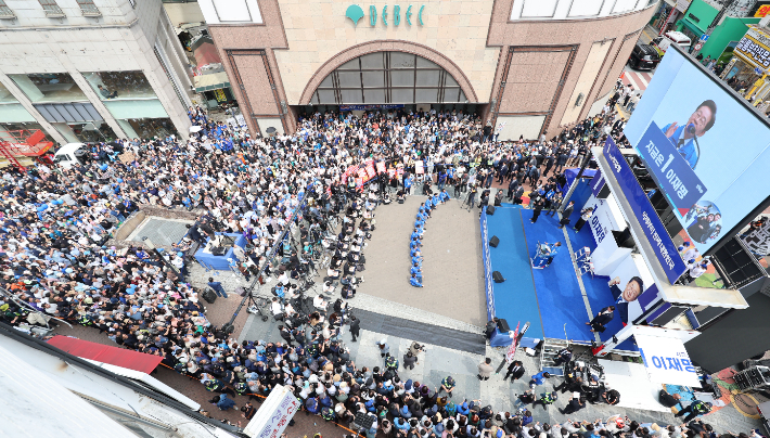 더불어민주당 이재명 대선 후보가 13일 대구광역시의 동성로 거리에서 집중 유세를 하고 있다. 연합뉴스