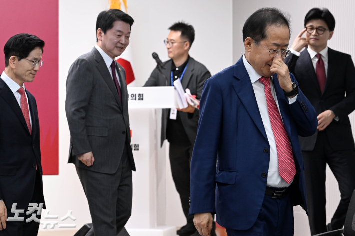 홍준표 후보가 지난달 29일 국민의힘 3차 경선 진출자 발표 행사에서 탈락된 후 퇴장하고 있다. 윤창원 기자
