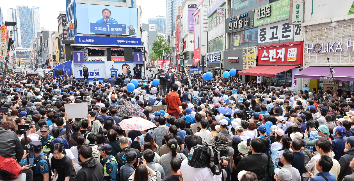 더불어민주당 이재명 대선 후보가 13일 대구광역시의 동성로 거리에서 집중 유세를 하고 있다. 연합뉴스