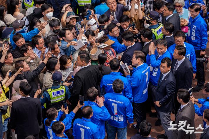 이재명 후보와 시민들 사이 