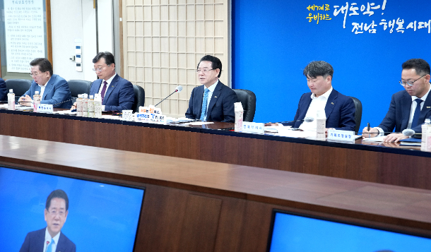 김영록 전라남도지사가 13일 오전 도청 서재필실에서 실국 정책회의를 주재하고 있다. 전남도 제공