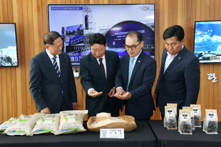 가평군은 13일 가평군청에서 '가평군 농산물 미국 수출 선적식'을 열고, 친환경 쌀과 건목이버섯의 미국 수출에 나섰다. (왼쪽부터 이재준 경기도주식회사 대표이사, 서태원 군수, 조재익 경기무역공사 부사장, 장동규 가평군농협 조합장) 가평군 제공