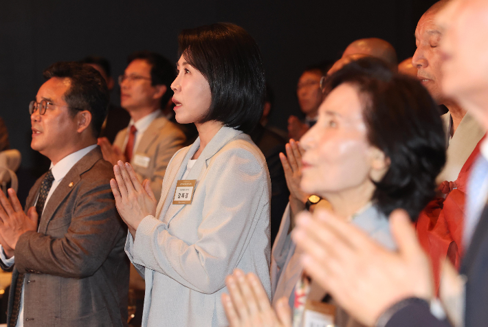 더불어민주당 이재명 대선 후보의 부인 김혜경 씨(왼쪽에서 두번째)가 지난 12일 서울 중구 신라호텔에서 열린 중앙신도회 창립 70주년 기념식에서 합장하고 있다. 연합뉴스