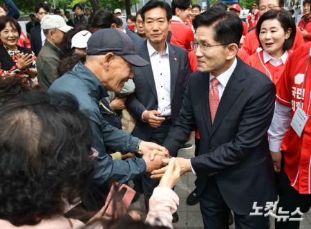 지지자들과 인사하는 김문수 후보