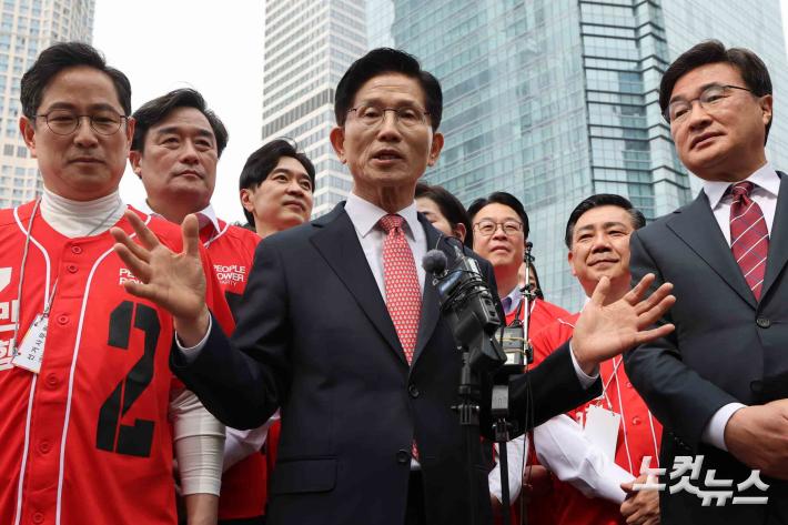 부산 산업은행 이전 관련 현장 찾은 김문수 후보