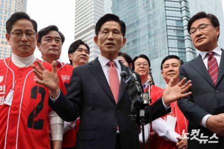 부산 산업은행 이전 관련 현장 찾은 김문수 후보