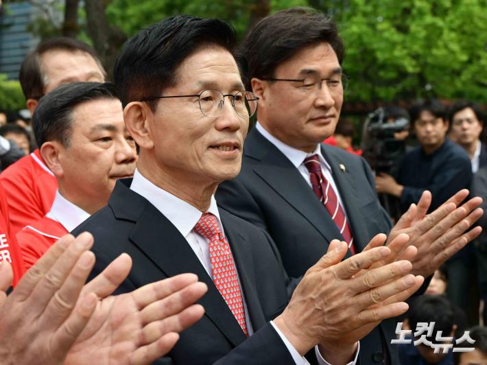 박수치는 김문수
