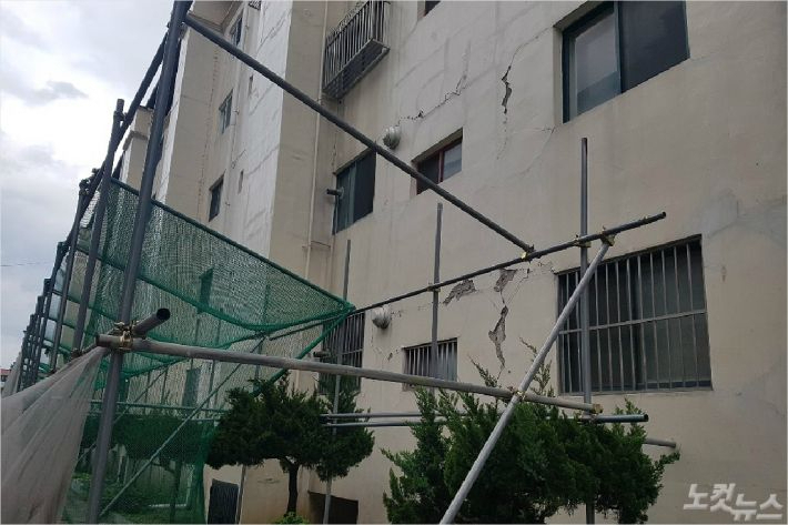 지진 피해를 입은 포항지역 아파트 모습. 김대기 기자
