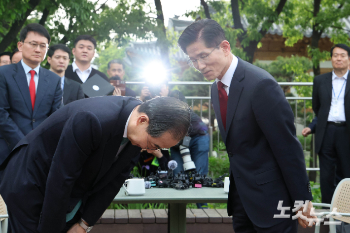 김문수 국민의힘 대통령 후보와 한덕수 무소속 대선 예비후보가 8일 서울 여의도 국회 강변서재에서 후보 단일화 관련 공개 회동을 마치고 인사하고 있다. 황진환 기자