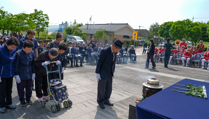 故 연제근 상사 추모식에 참석한 동생 연제은씨가 고인의 넋을 기리고 있다.  증평군 제공