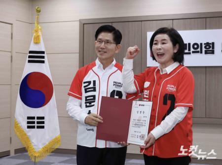 김희정 의원과 기념 촬영하는 김문수 대선 후보