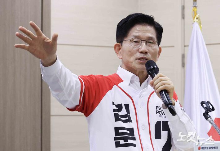 부산시당 선대위 출정식 인사말하는 김문수 대선 후보