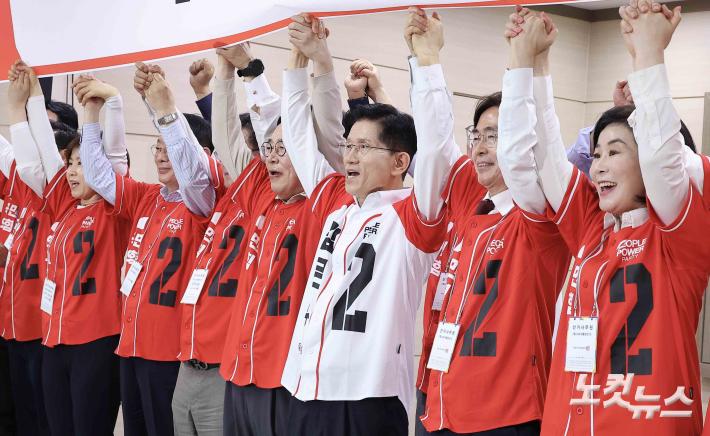 기념 촬영하는 김문수 국민의힘 대선 후보