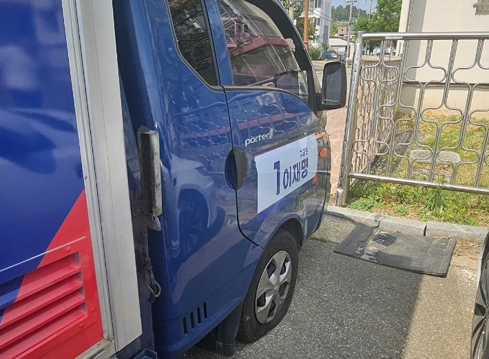 13일 오후 삼척에서 더불어민주당 이재명 대선 후보의 유세차량 타이어가 훼손된 모습. 더불어민주당 동해·태백·삼척·정선지역위원회 제공