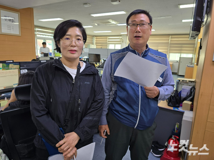 왼쪽부터 김재비 현 사무국장, 문병희 현 지부장. 고영호 기자