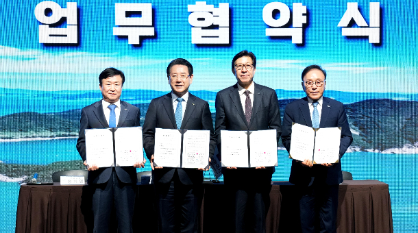 전라남도와 여수시, 2026여수세계섬박람회조직위원회는 13일 여수엑스포컨벤션센터에서 부산시와 2026 여수세계섬박람회 성공 개최·해양협력 강화를 위한 업무협약(MOU)을 했다. 전남도 제공