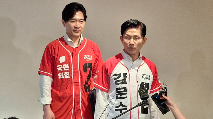 13일 국민의힘 부산시당에서 백브리핑 하고 있는 김문수 후보와 박성훈 대변인. 이날 김문수 후보는 이재명 후보의 '해수부 부산 이전'에 대해서는 "검토하고 있다"며 긍정도 부정도 하지 않은 답변을 내놨다. 강민정 기자