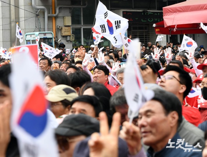 태극기 흔드는 김문수 지지자들