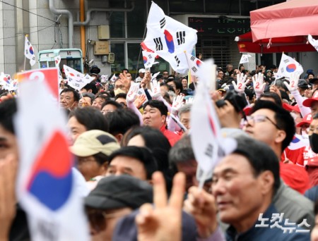 태극기 흔드는 김문수 지지자들