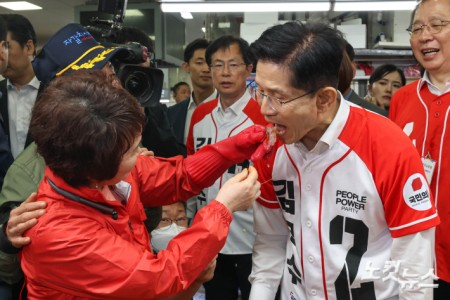 독도새우 시식하는 김문수