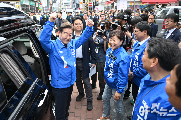 이재명 더불어민주당 대선 후보가 13일 대구 중구 동성로 광장에서 열린 대구 집중유세에 참석하고 있다. 대구=류영주 기자