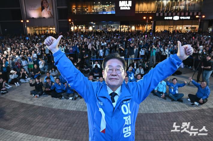 이재명 더불어민주당 대선 후보가 13일 울산 남구 롯데백화점 광장에서 열린 울산 집중유세에서 시민들과 기념촬영을 하고 있다.
