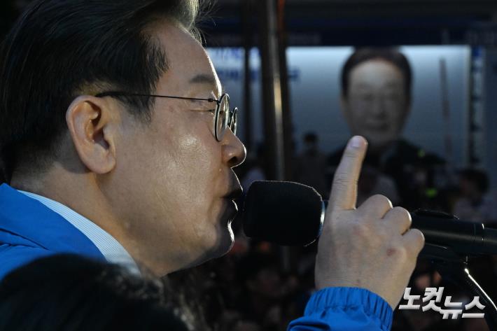이재명 더불어민주당 대선 후보가 13일 울산 남구 롯데백화점 광장에서 열린 울산 집중유세에서 지지를 호소 하고 있다.